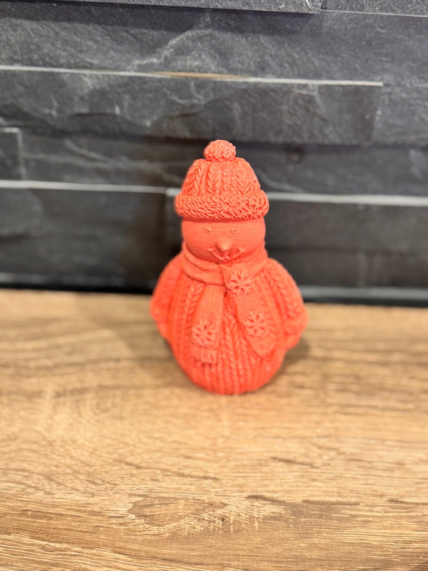 Petit bonhomme de neige tricoté – Création artisanale en jesmonite