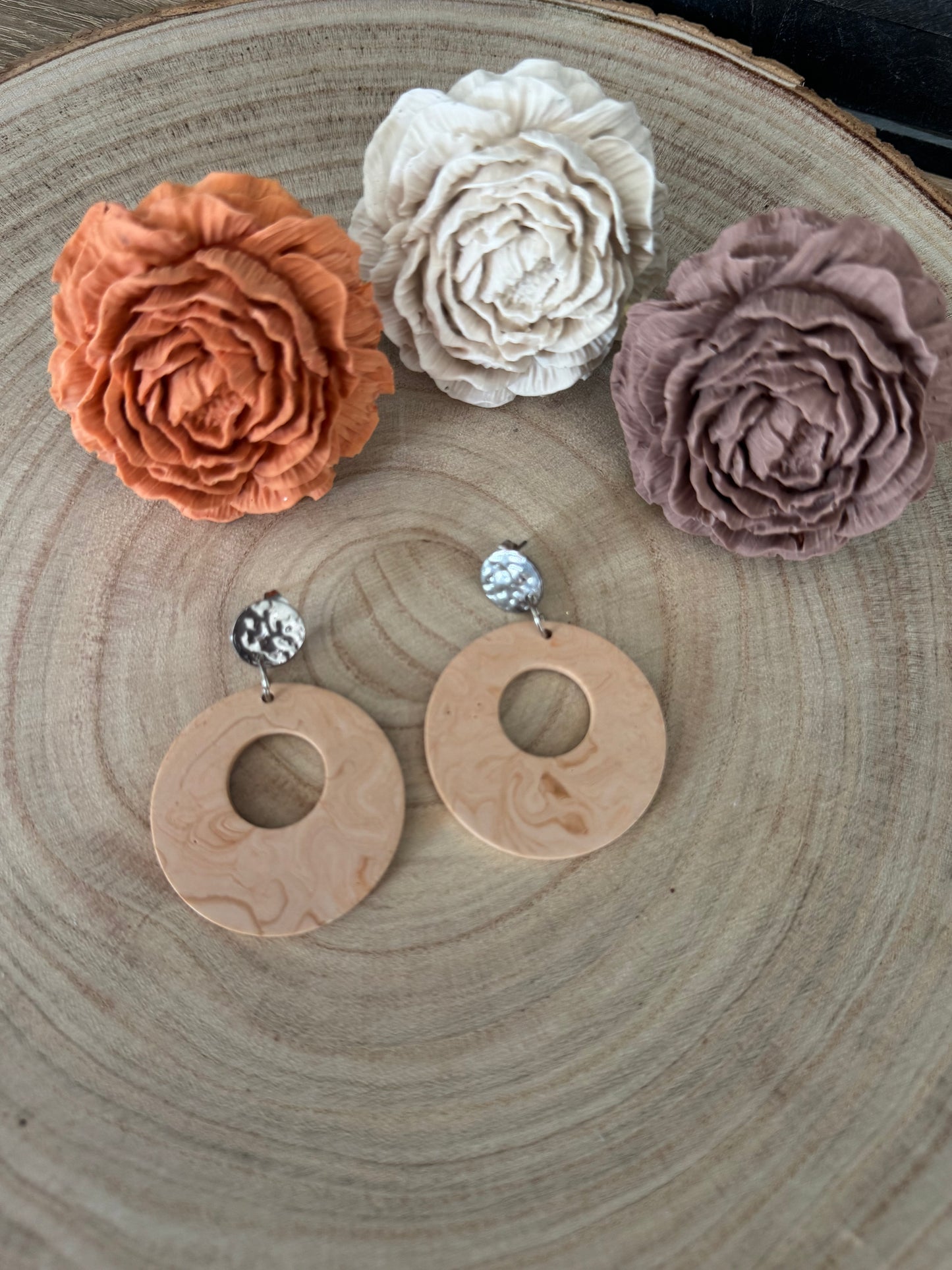 Boucles d’oreilles en jesmonite (cercle ajouré)