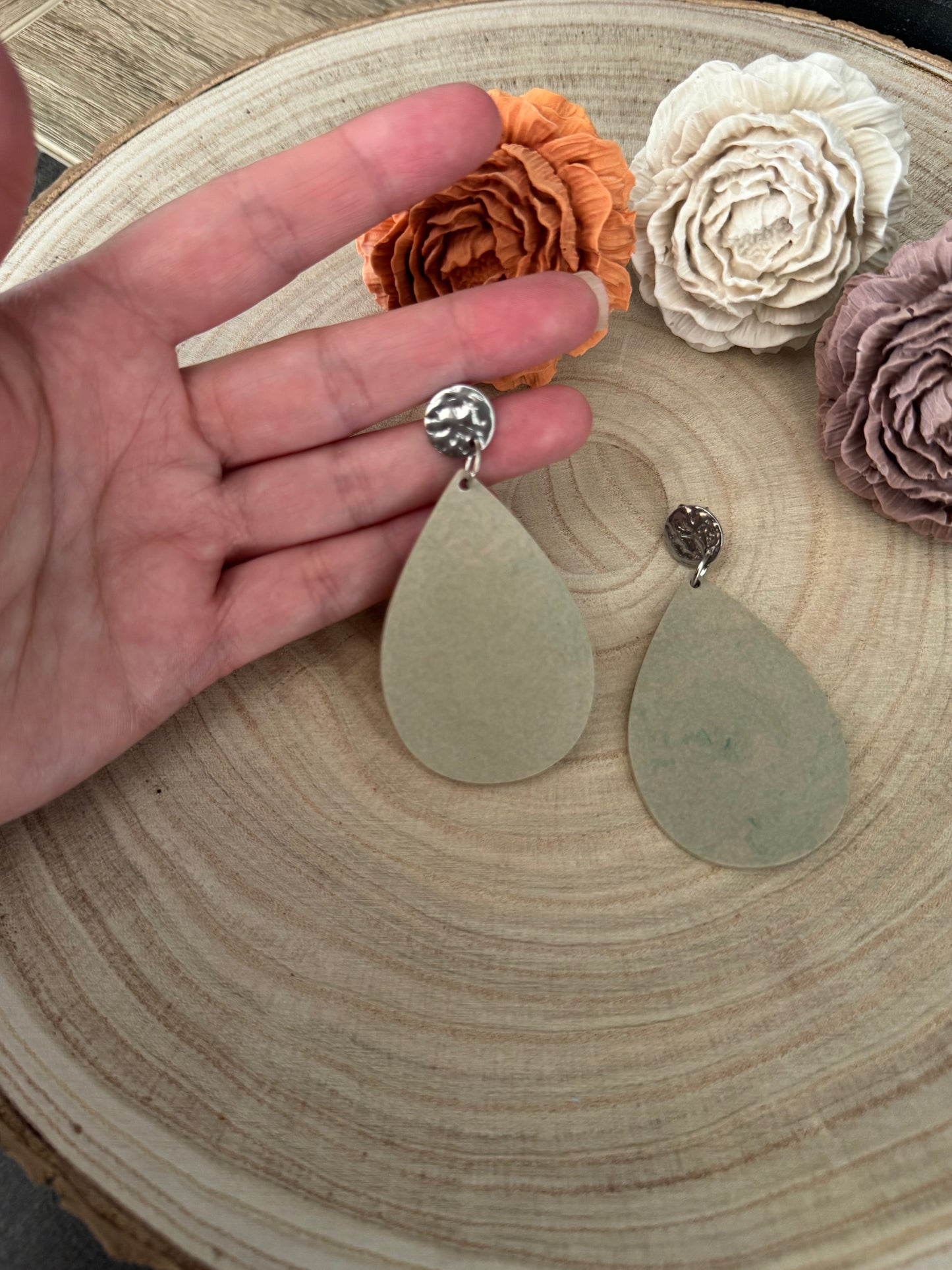 đż Boucles dâoreilles en jesmonite â CrĂ©ation artisanale