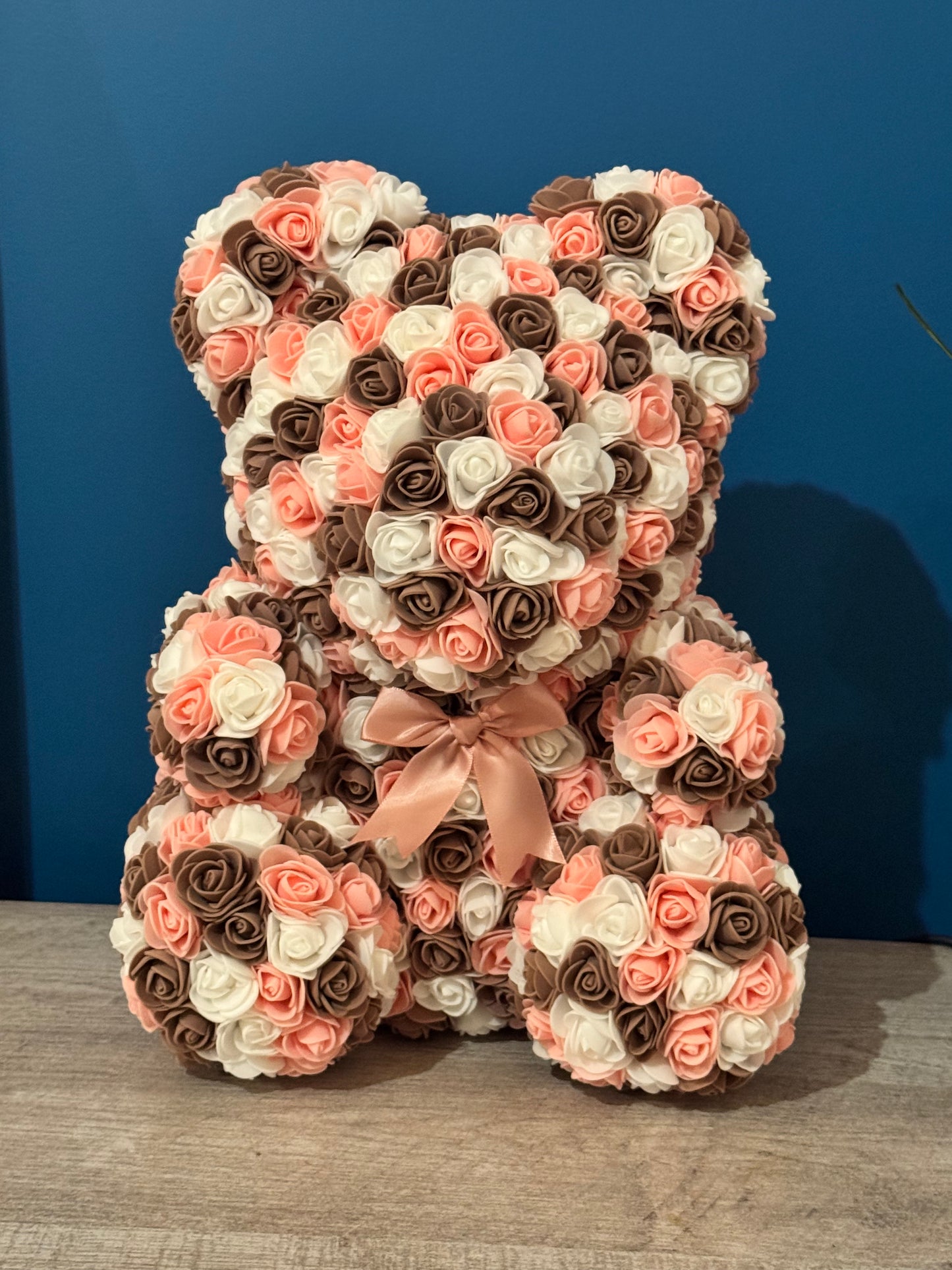 Grand Ourson fleuri en roses artificielles – Création décorative poétique