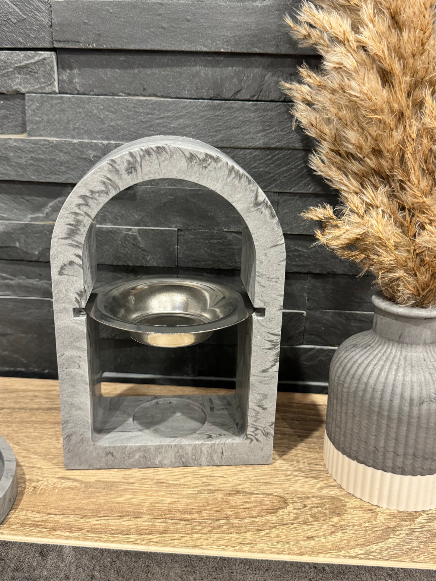 🕯️ Brûle-parfum arqué en jesmonite – Élégance naturelle et douceur artisanale