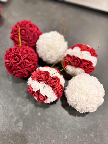 🎄 

Boules de Noël fleuries en mousse – L’univers d’Elsa