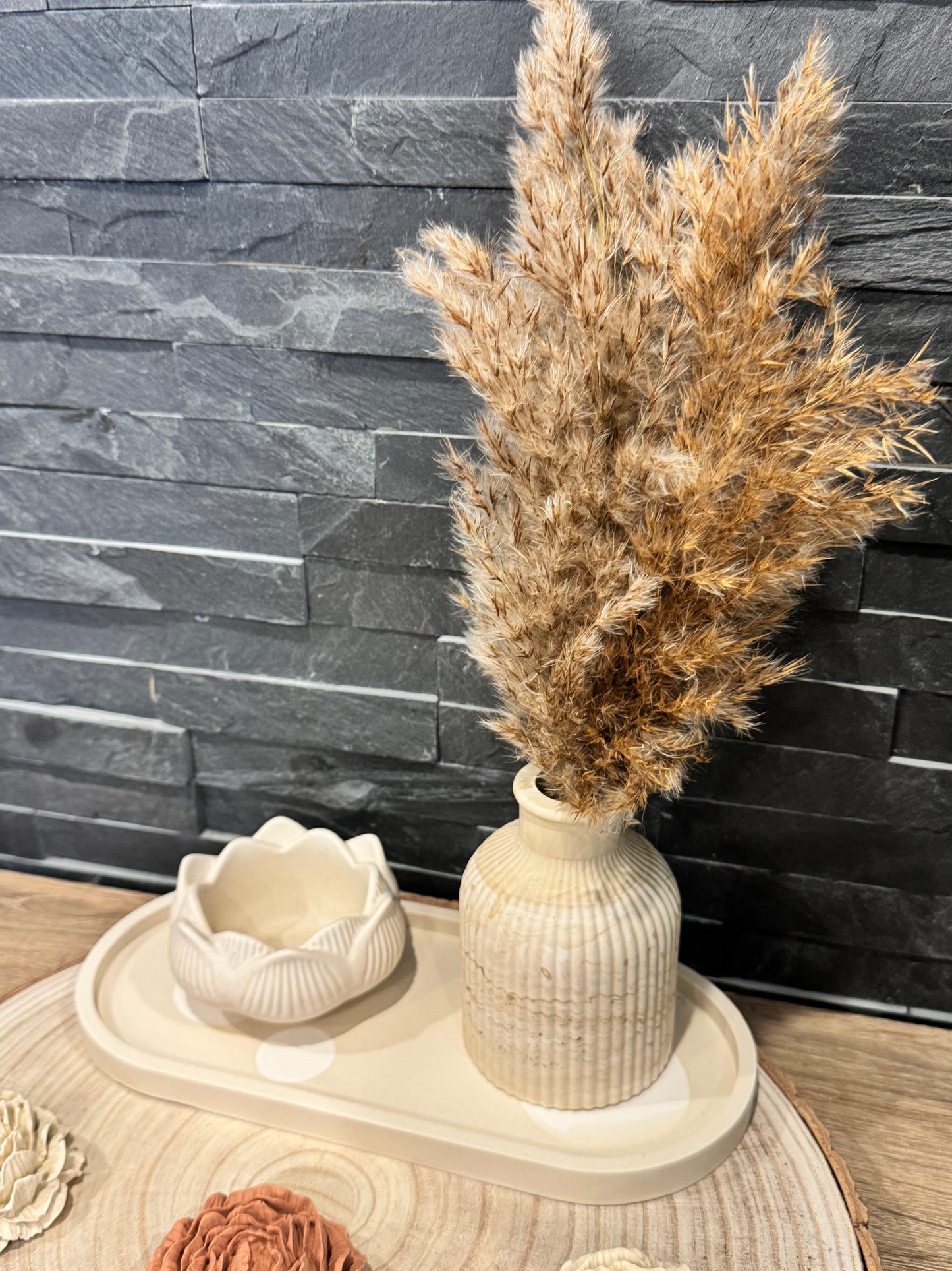 Trio « Élégance minérale » — Vase, Plateau & Bougeoir Lotus (avec fleurs séchées) — jesmonite