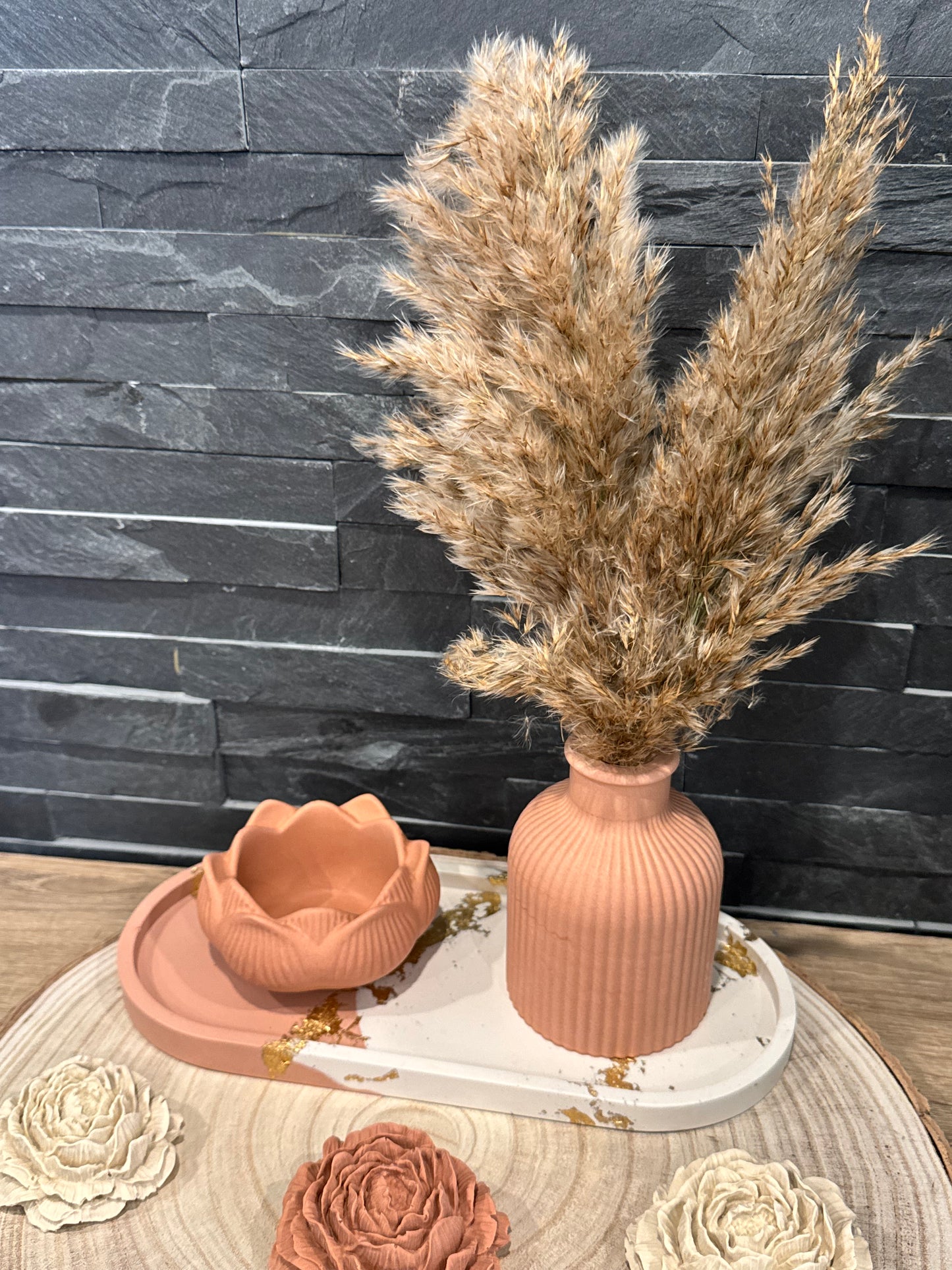 Trio « Élégance minérale » — Vase, Plateau & Bougeoir Lotus (avec fleurs séchées) — jesmonite