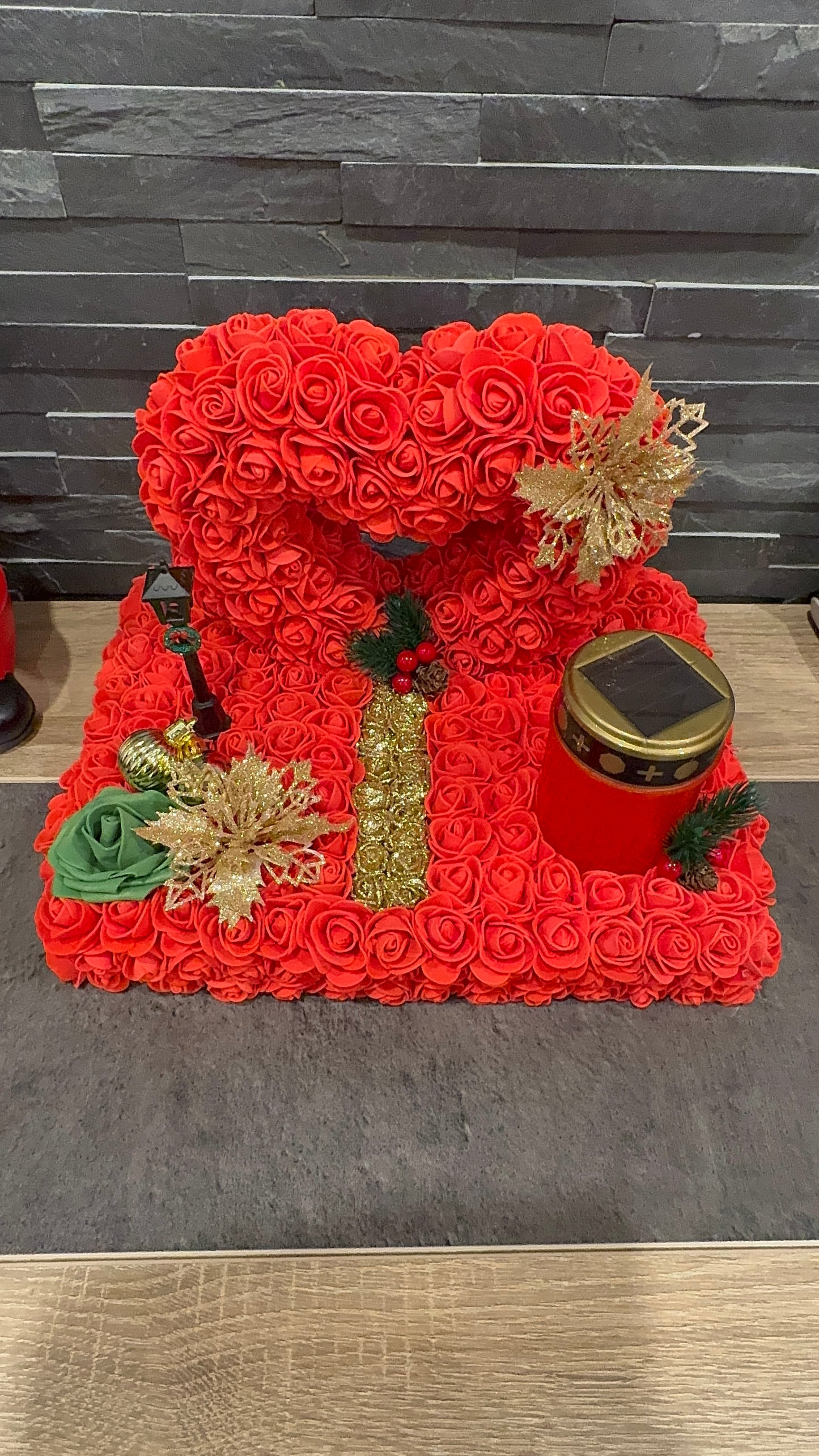 Plateau funéraire de Noël – Cœur de roses rouges & bougie LED solaire