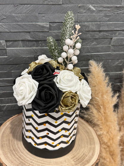 🎄 Composition florale hivernale – Noir, blanc & or