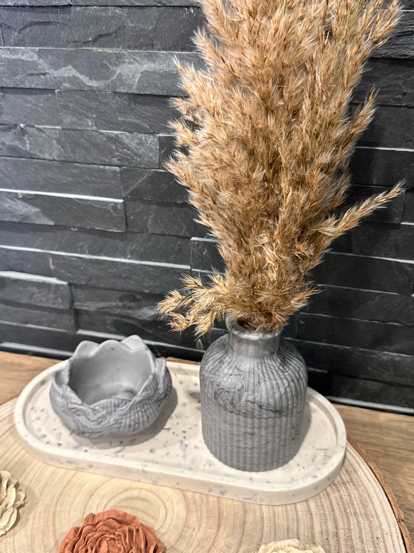Trio « Élégance minérale » — Vase, Plateau & Bougeoir Lotus (avec fleurs séchées) — jesmonite