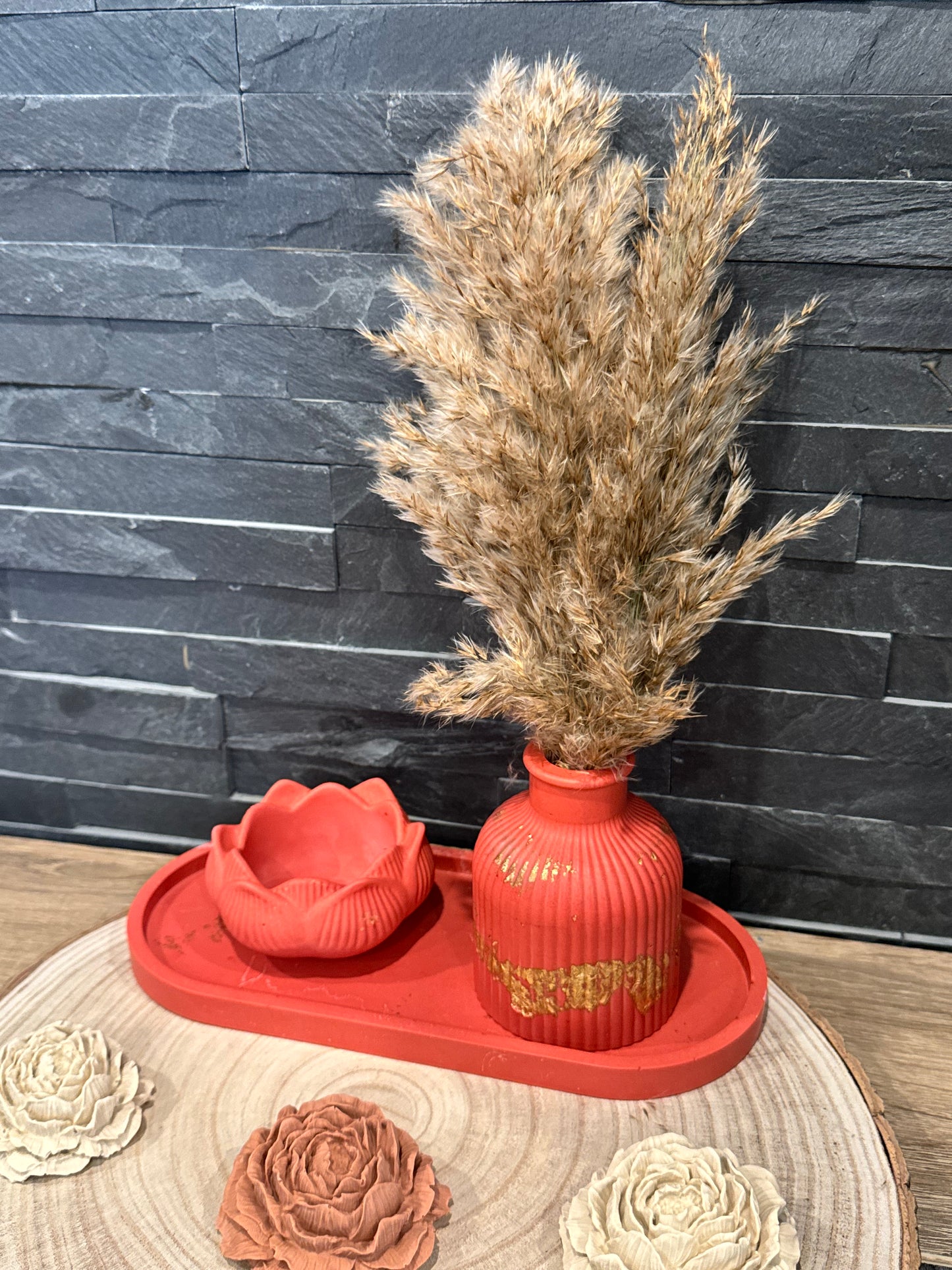 Trio « Élégance minérale » — Vase, Plateau & Bougeoir Lotus (avec fleurs séchées) — jesmonite