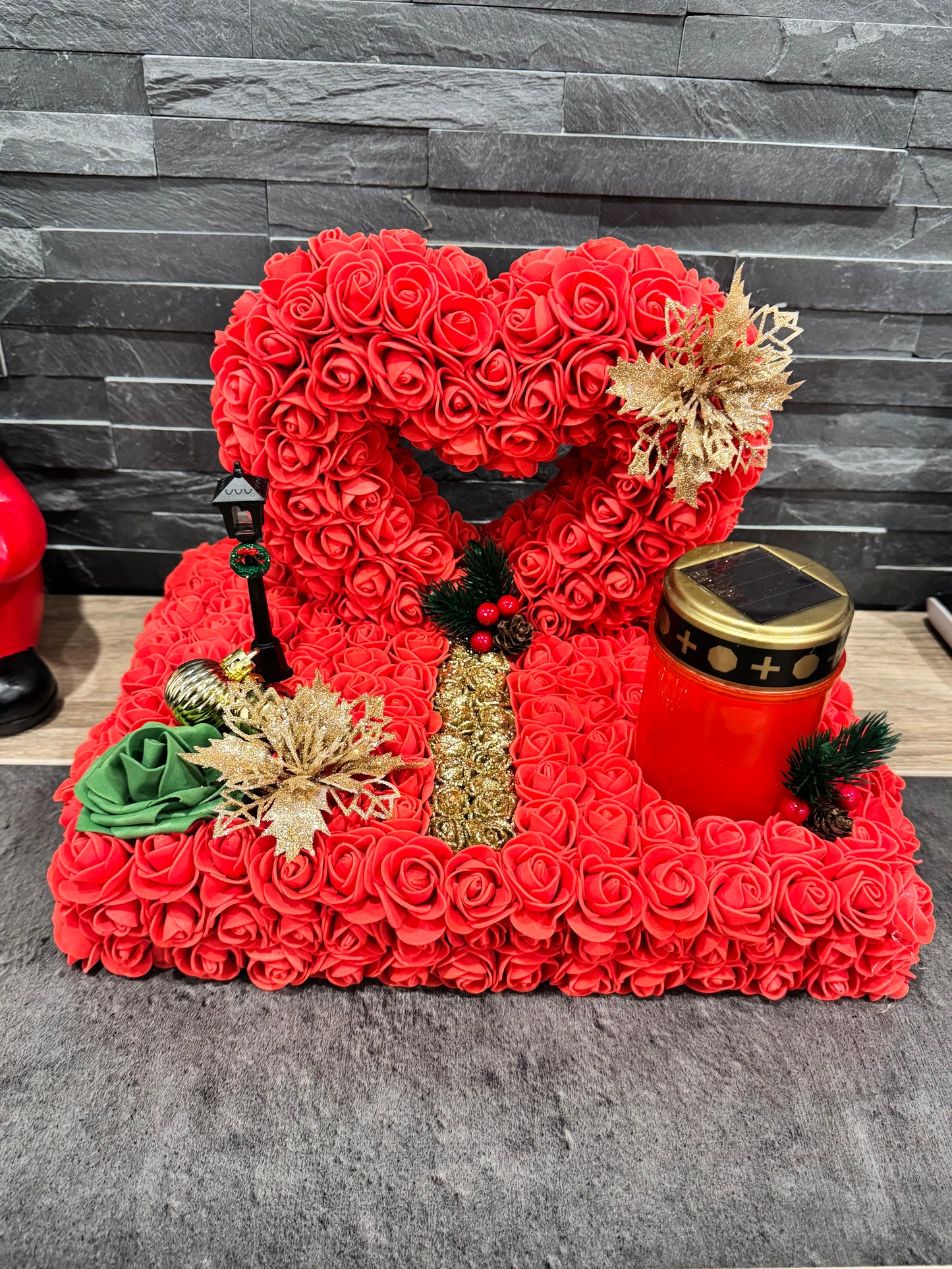 Plateau funéraire de Noël – Cœur de roses rouges & bougie LED solaire