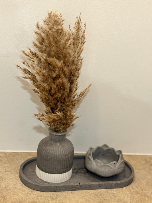 Trio « Élégance minérale » — Vase, Plateau & Bougeoir Lotus (avec fleurs séchées) — jesmonite