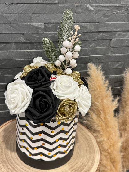 🎄 Composition florale hivernale – Noir, blanc & or