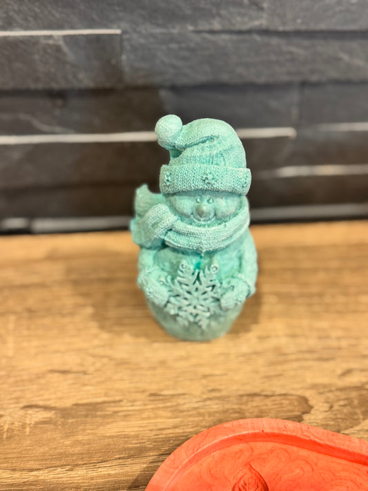 ❄️ 

Petit bonhomme de neige en jesmonite – création artisanale hivernale