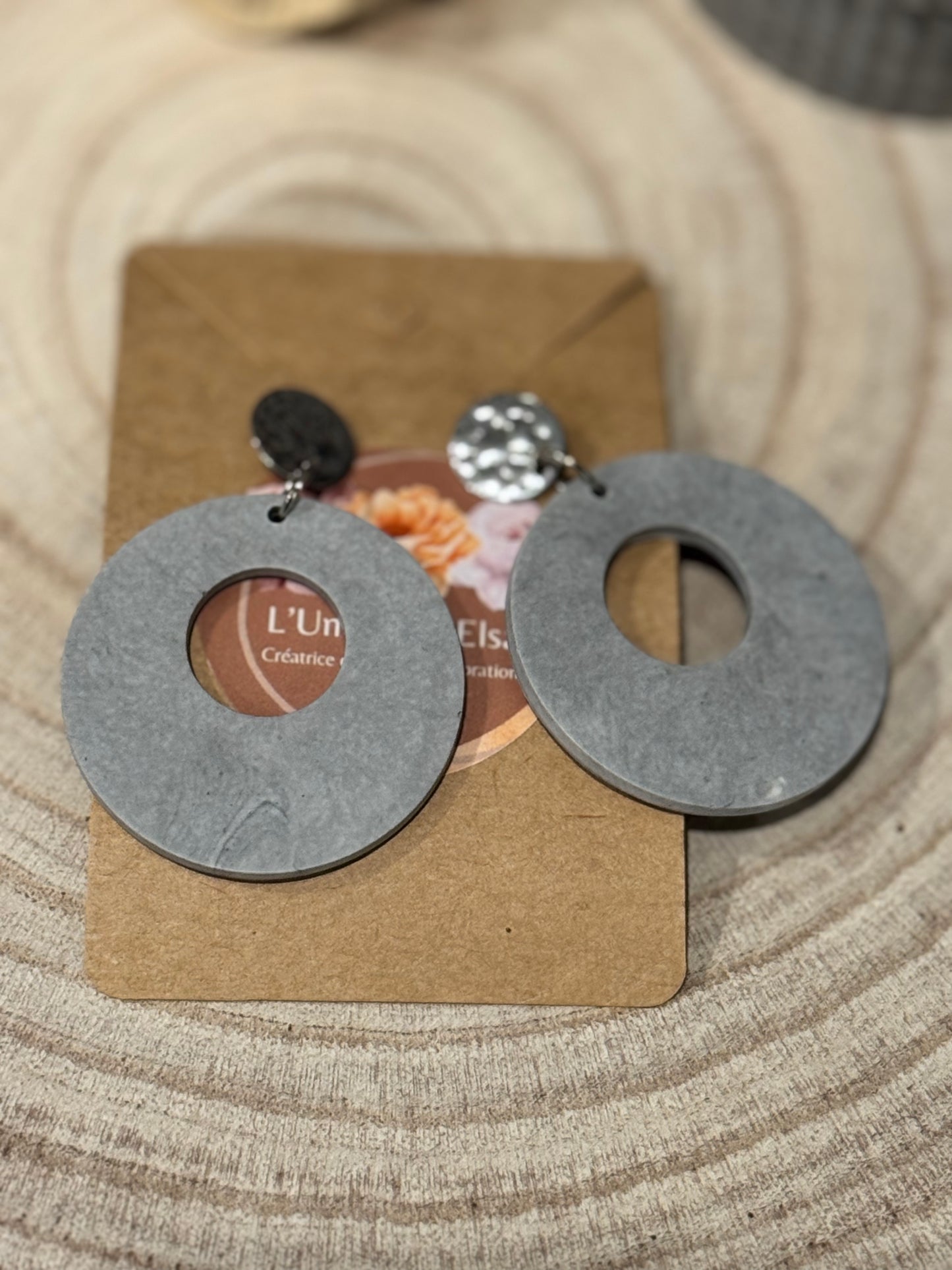 Boucles d’oreilles en jesmonite (cercle ajouré)