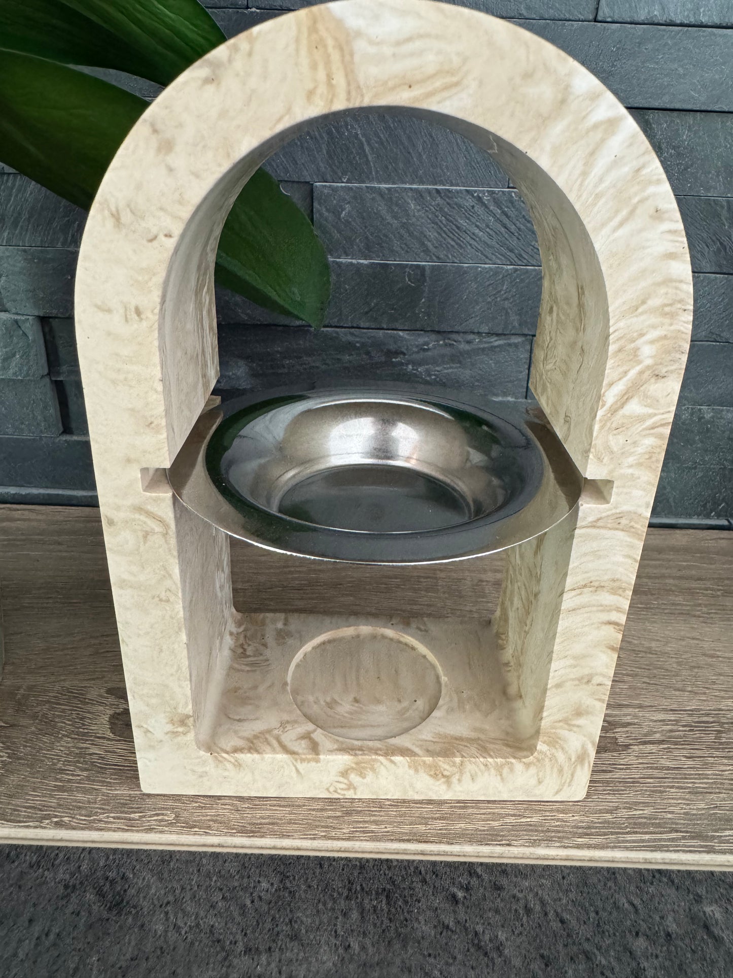 🕯️ Brûle-parfum arqué en jesmonite – Élégance naturelle et douceur artisanale