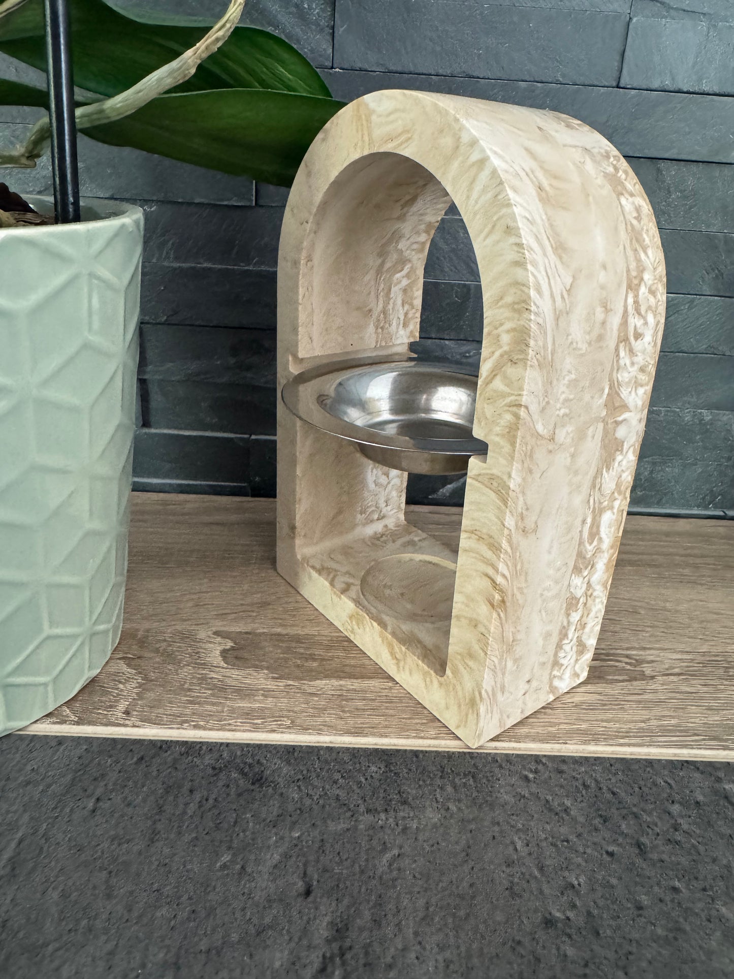 🕯️ Brûle-parfum arqué en jesmonite – Élégance naturelle et douceur artisanale